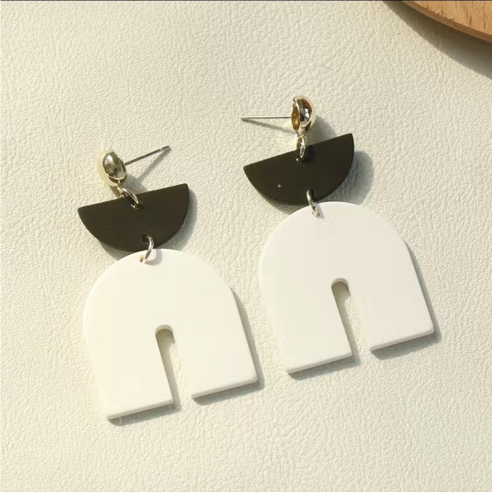 GEOMETRIC SHAPE BLACK & WHITE DANGLE STATEMENT EARRINGS - Picture 1 of 2